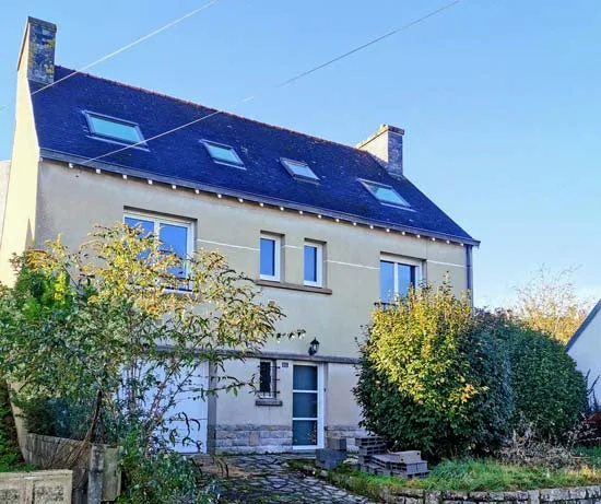 Maison ancienne sous-utilisée, volets fermés